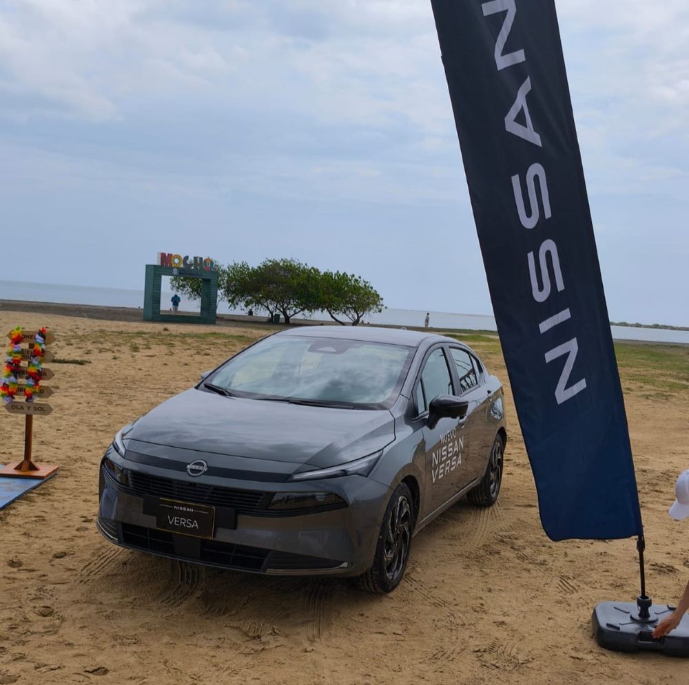 EL SEDÁN NO HA MUERTO: NISSAN LANZA EN COLOMBIA LOS NUEVOS SENTRA Y VERSA CON MÁS TECNOLOGÍA Y SEGURIDAD V12MAGAZINE Nissan Sentra y Nissan Versa 2026 llegan a Colombia en un momento inesperado: cuando muchos daban por muerto al sedán, el mercado demuestra exactamente lo contrario. V12MAGAZINE