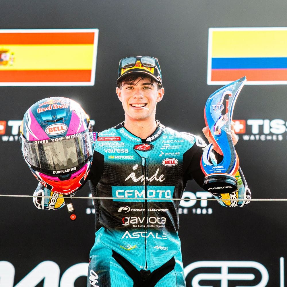 David Alonso conquistó el Gran Premio de los Países Bajos en Assen con un adelantamiento memorable en la última curva. El colombiano logró su primer triunfo del año y se acerca a los líderes del campeonato de Moto2. V12MAGAZINE