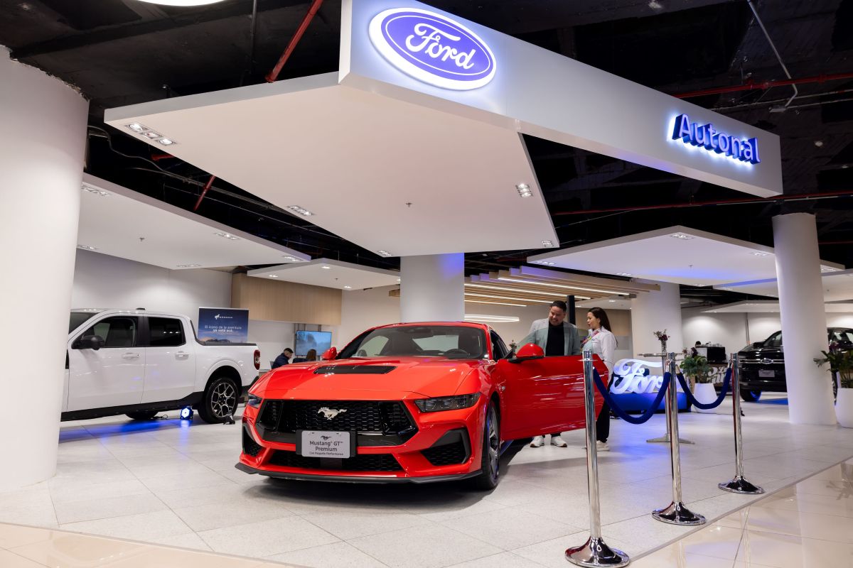 Ford Signature 2.0: así cambia la experiencia de comprar un Ford en Bogotá V12MAGAZINE Ford Signature 2.0 en Colombia arranca en Bogotá con una idea ambiciosa: que visitar un concesionario deje de sentirse como un trámite y se convierta en una experiencia de marca. V12MAGAZINE