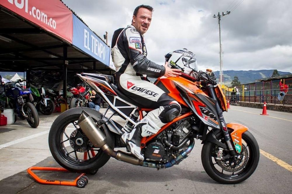 DANIEL FERNÁNDEZ VOLVERÁ A RED BULL ROMANIACS 2026, LA CARRERA MÁS EXTREMA DEL HARD ENDURO V12MAGAZINE Daniel Fernández Red Bull Romaniacs 2026 vuelve a encender la ilusión del motociclismo colombiano con un desafío que muy pocos pilotos en el mundo se atreven a enfrentar. V12MAGAZINE