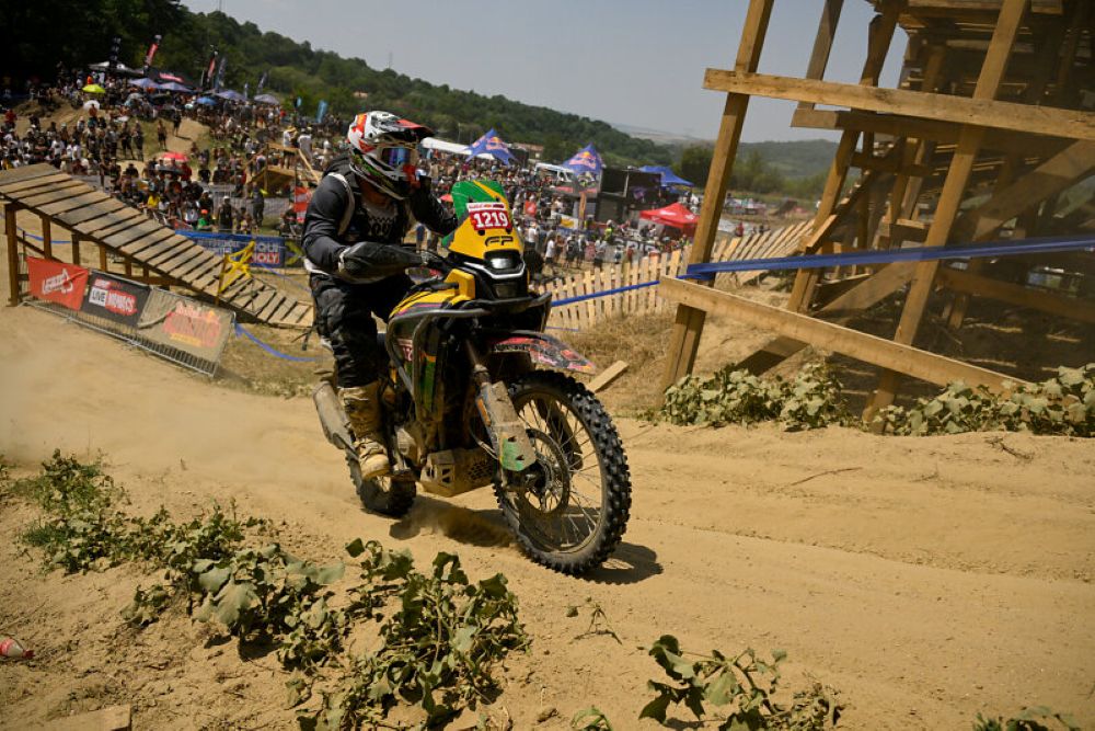DANIEL FERNÁNDEZ VOLVERÁ A RED BULL ROMANIACS 2026, LA CARRERA MÁS EXTREMA DEL HARD ENDURO V12MAGAZINE Daniel Fernández Red Bull Romaniacs 2026 vuelve a encender la ilusión del motociclismo colombiano con un desafío que muy pocos pilotos en el mundo se atreven a enfrentar. V12MAGAZINE