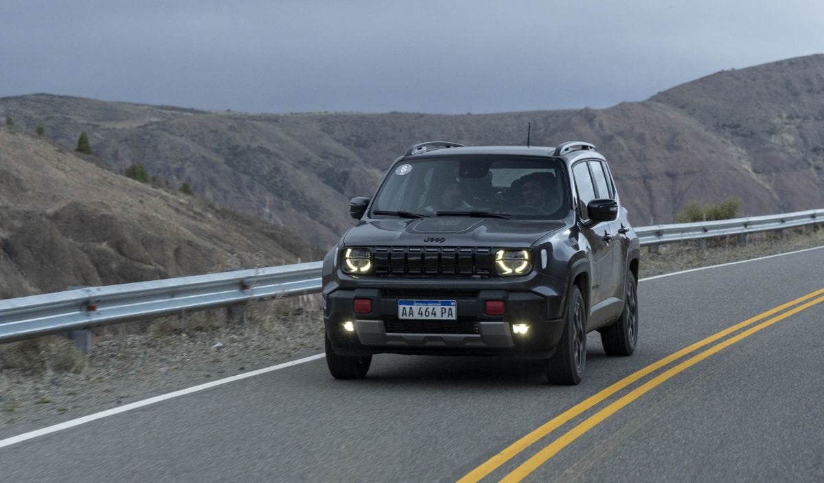 Jeep Renegade 2027 actualiza su propuesta en el segmento B-SUV con una nueva imagen, más tecnología a bordo, asistencias ADAS desde la versión Altitude y una variante Willys que mantiene el foco en la capacidad off-road. V12MAGAZINE