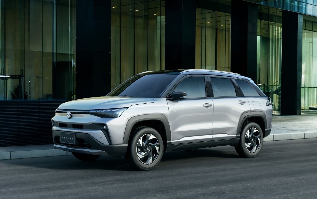 Suzuki Across llega a Colombia: la híbrida ligera que busca salirse del libreto urbano V12MAGAZINE Suzuki Across Colombia aterriza con una idea clara: ser esa SUV híbrida que no solo ahorra combustible, sino que también se anima a salir del pavimento. V12MAGAZINE