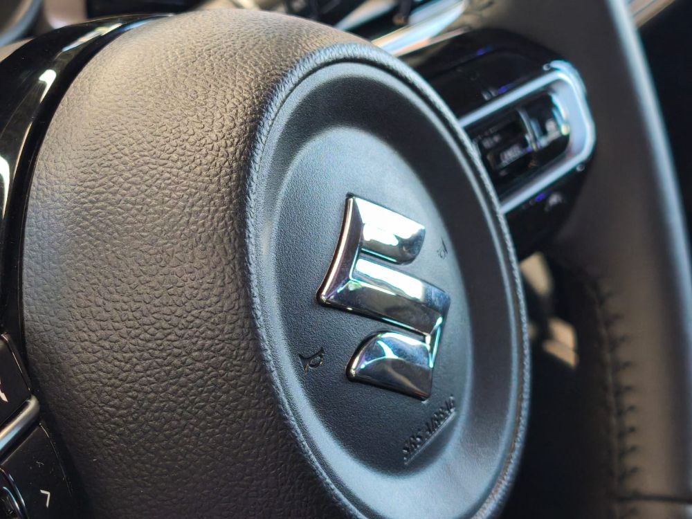Suzuki Across llega a Colombia: la híbrida ligera que busca salirse del libreto urbano V12MAGAZINE Suzuki Across Colombia aterriza con una idea clara: ser esa SUV híbrida que no solo ahorra combustible, sino que también se anima a salir del pavimento. V12MAGAZINE