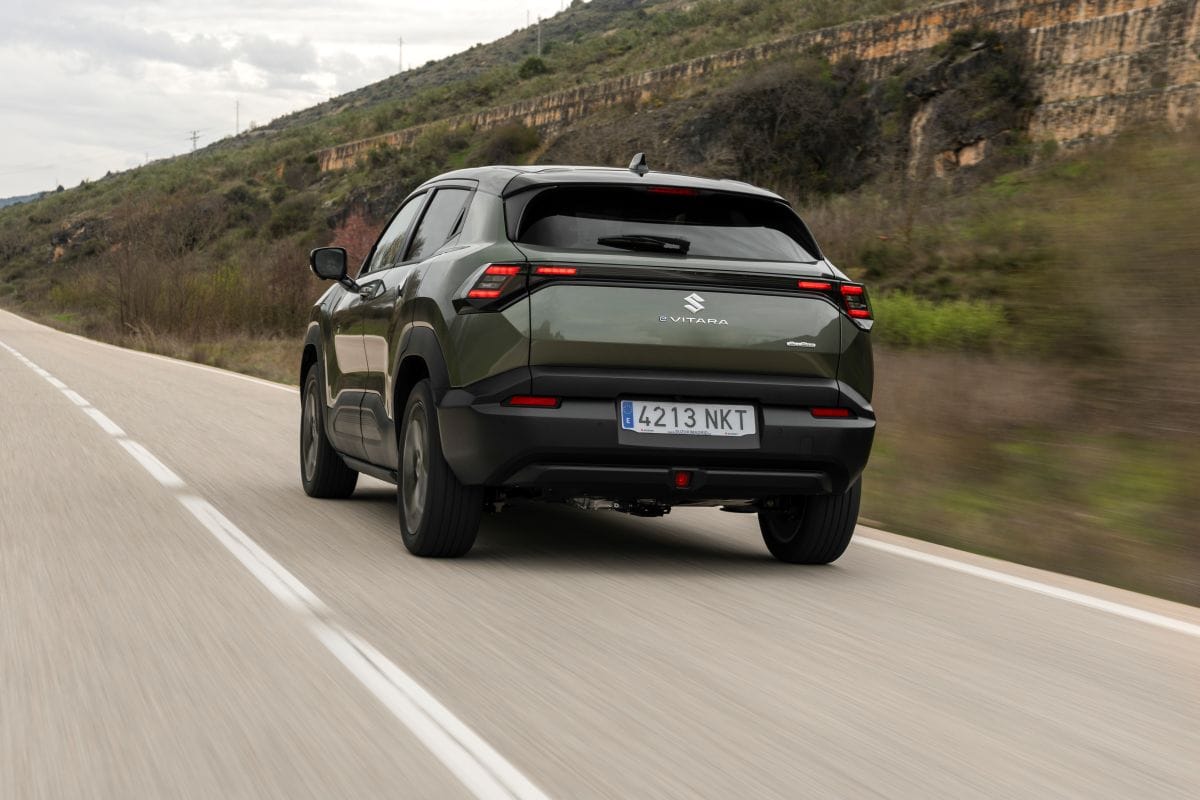 Suzuki eVitara 2026 marca el inicio de una nueva etapa para la marca japonesa y llega a Colombia con una misión clara: demostrar que la electrificación no tiene por qué renunciar al carácter. V12MAGAZINE
