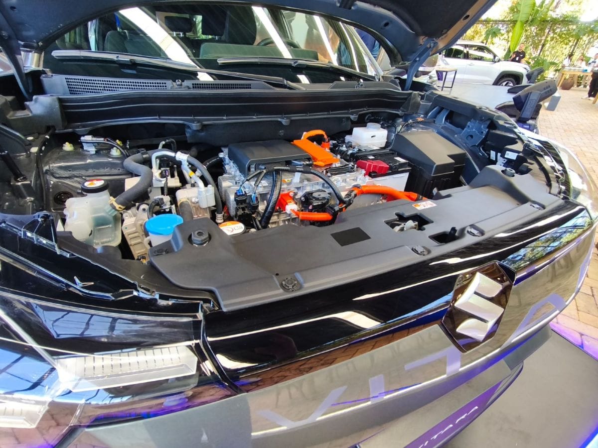 Suzuki eVitara 2026 marca el inicio de una nueva etapa para la marca japonesa y llega a Colombia con una misión clara: demostrar que la electrificación no tiene por qué renunciar al carácter. V12MAGAZINE