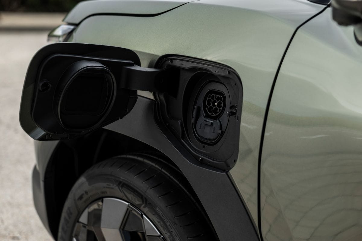 Suzuki eVitara 2026 marca el inicio de una nueva etapa para la marca japonesa y llega a Colombia con una misión clara: demostrar que la electrificación no tiene por qué renunciar al carácter. V12MAGAZINE