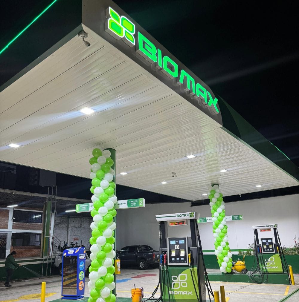 UNO CORP adquiere Primax Colombia y reordena el mapa del negocio de combustibles en el país al sumar una de las redes de estaciones de servicio más relevantes del mercado. V12MAGAZINE