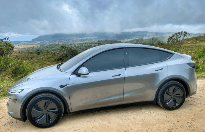 Tesla rompe récords en Colombia, pero enfrenta el desafío de adaptar su experiencia digital al mercado local V12MAGAZINE Tesla