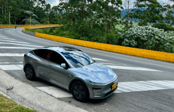 Tesla rompe récords en Colombia, pero enfrenta el desafío de adaptar su experiencia digital al mercado local V12MAGAZINE Tesla