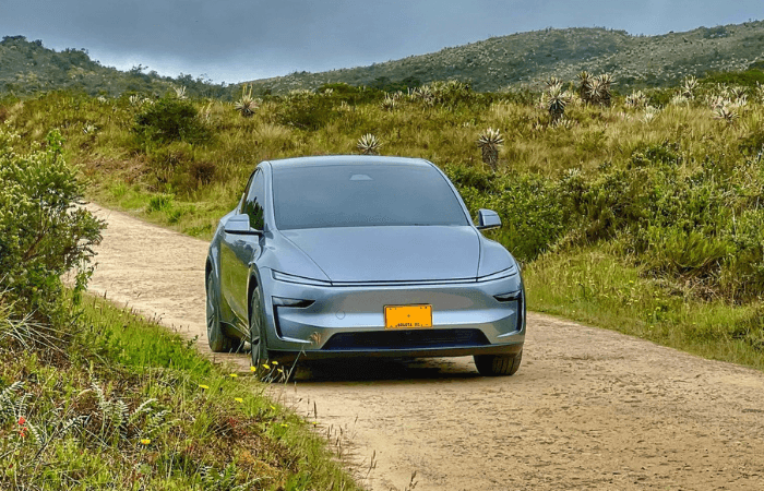 Tesla rompe récords en Colombia, pero enfrenta el desafío de adaptar su experiencia digital al mercado local V12MAGAZINE Tesla