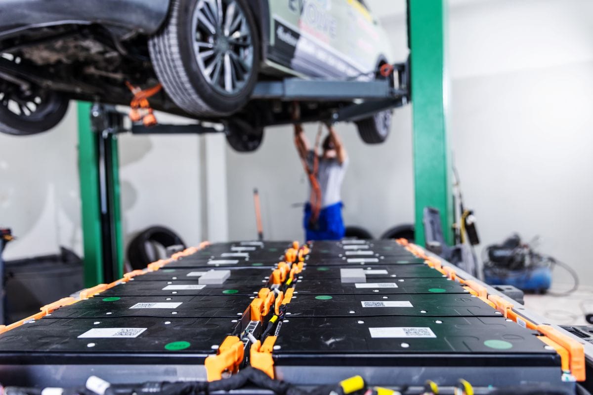Sobre el boom de vehículos eléctricos en Colombia ¿Cómo responde el sector asegurador? V12MAGAZINE El crecimiento de los vehículos eléctricos en Colombia está impulsando cambios más allá de la industria automotriz. Las aseguradoras comienzan a adaptar sus coberturas y asistencias para responder a las nuevas necesidades de esta movilidad. V12MAGAZINE