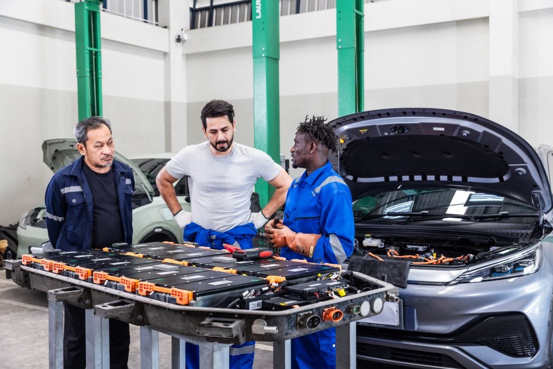 Sobre el boom de vehículos eléctricos en Colombia ¿Cómo responde el sector asegurador? V12MAGAZINE El crecimiento de los vehículos eléctricos en Colombia está impulsando cambios más allá de la industria automotriz. Las aseguradoras comienzan a adaptar sus coberturas y asistencias para responder a las nuevas necesidades de esta movilidad. V12MAGAZINE