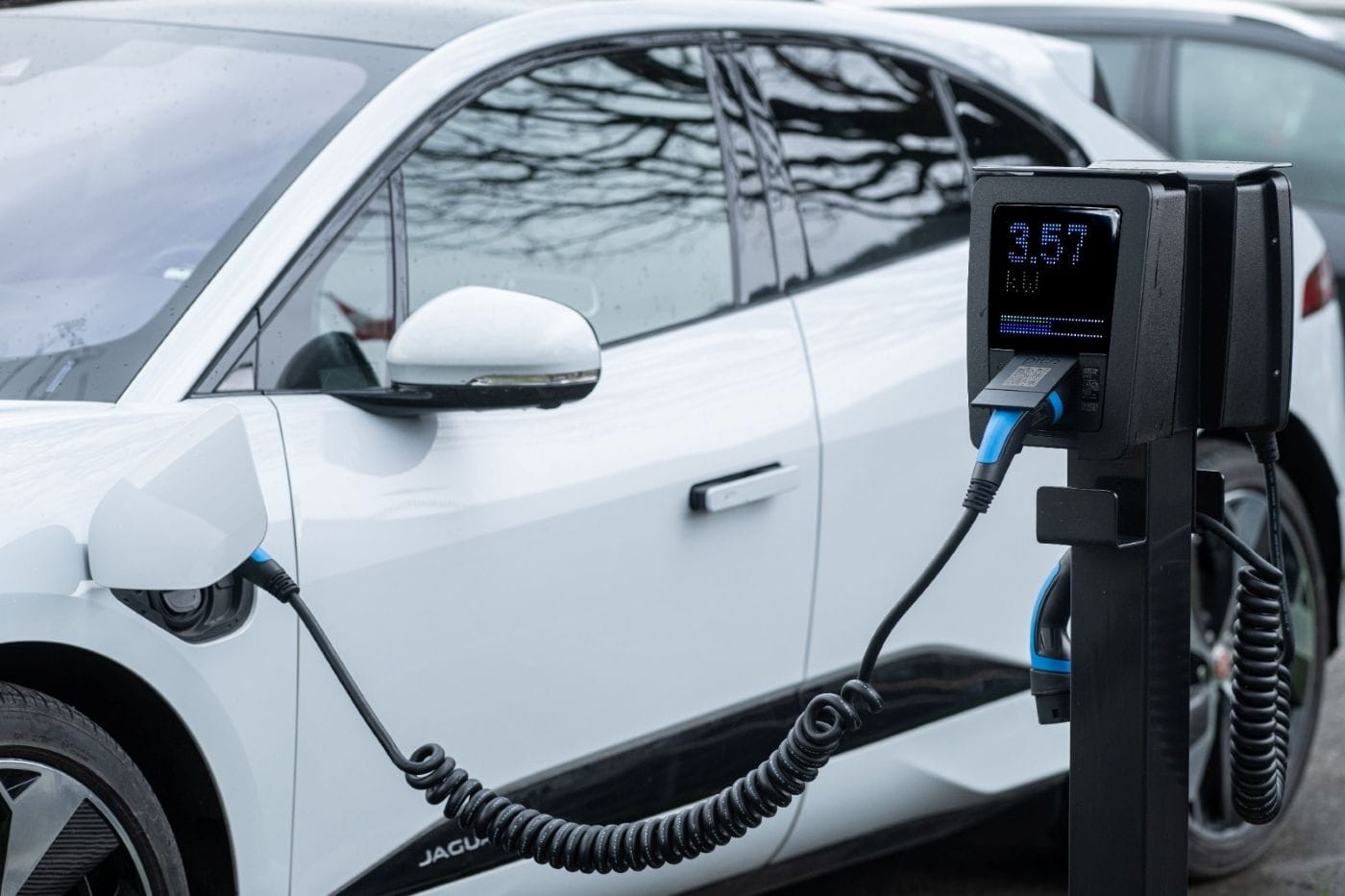 Sobre el boom de vehículos eléctricos en Colombia ¿Cómo responde el sector asegurador? V12MAGAZINE El crecimiento de los vehículos eléctricos en Colombia está impulsando cambios más allá de la industria automotriz. Las aseguradoras comienzan a adaptar sus coberturas y asistencias para responder a las nuevas necesidades de esta movilidad. V12MAGAZINE