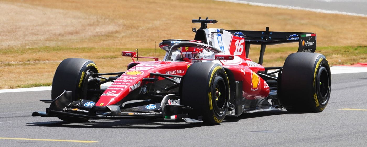 Charles Leclerc domina Silverstone y firma una victoria histórica para Ferrari V12MAGAZINE Charles Leclerc volvió a lo más alto de la Fórmula 1 al ganar el Gran Premio de Gran Bretaña 2026. El triunfo significó la victoria número 250 de Ferrari en el Mundial y confirmó el progreso de la Scuderia durante la temporada. V12MAGAZINE