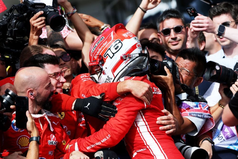 Charles Leclerc domina Silverstone y firma una victoria histórica para Ferrari V12MAGAZINE Charles Leclerc volvió a lo más alto de la Fórmula 1 al ganar el Gran Premio de Gran Bretaña 2026. El triunfo significó la victoria número 250 de Ferrari en el Mundial y confirmó el progreso de la Scuderia durante la temporada. V12MAGAZINE
