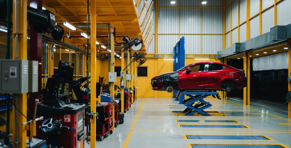 Sobre el boom de vehículos eléctricos en Colombia ¿Cómo responde el sector asegurador? V12MAGAZINE El crecimiento de los vehículos eléctricos en Colombia está impulsando cambios más allá de la industria automotriz. Las aseguradoras comienzan a adaptar sus coberturas y asistencias para responder a las nuevas necesidades de esta movilidad. V12MAGAZINE