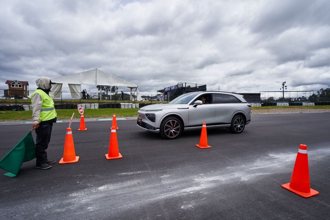 Software e inteligencia artificial: la apuesta de XPENG para transformar el futuro de la movilidad V12MAGAZINE Conducción semi-autónoma en Colombia dio un paso inédito con la demostración realizada por XPENG en el Autódromo de Tocancipá, donde la inteligencia artificial fue la protagonista. V12MAGAZINE