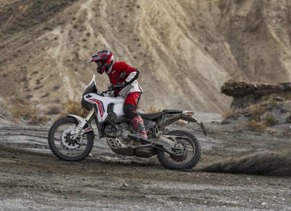 Ducati DesertX V2 aterriza en Colombia con una evolución que va mucho más allá de una actualización estética. La nueva adventure italiana estrena motor, reduce peso, mejora su comportamiento fuera del asfalto y fortalece su respaldo con cuatro años de garantía. V12MAGAZINE