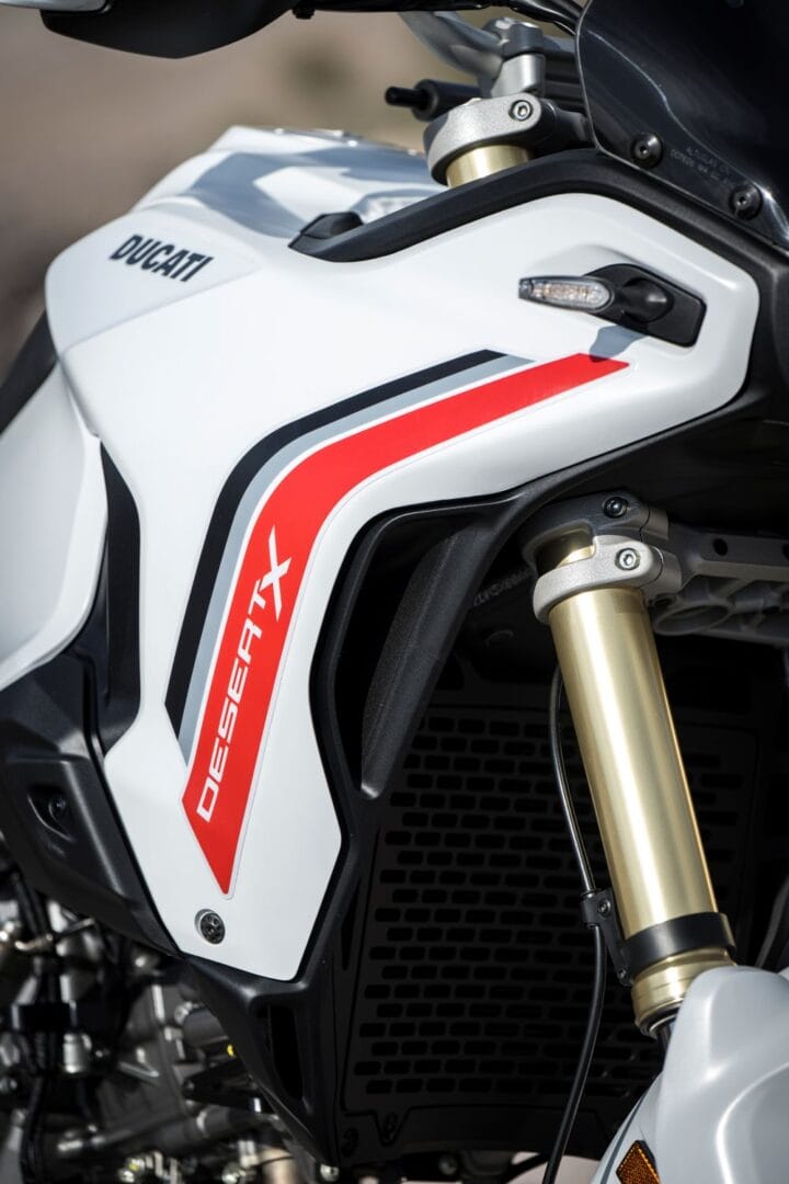 Ducati DesertX V2 aterriza en Colombia con una evolución que va mucho más allá de una actualización estética. La nueva adventure italiana estrena motor, reduce peso, mejora su comportamiento fuera del asfalto y fortalece su respaldo con cuatro años de garantía. V12MAGAZINE
