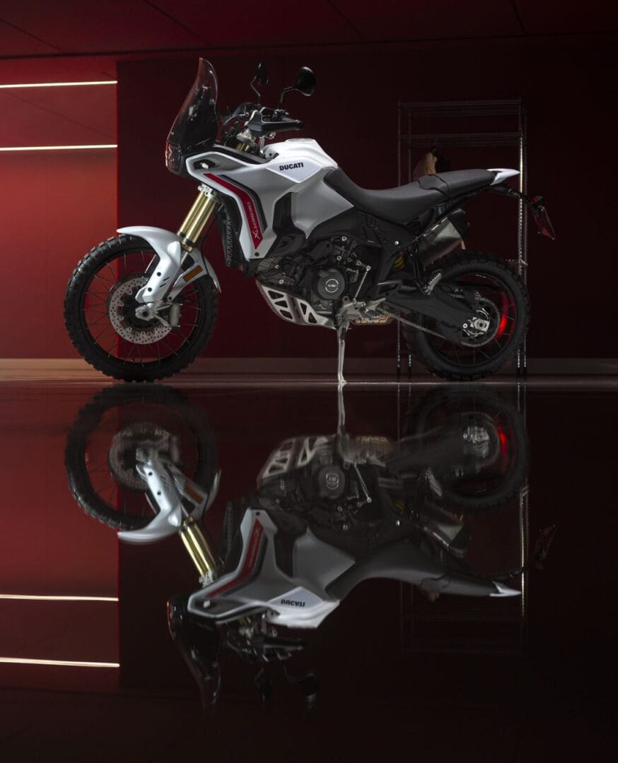 Ducati DesertX V2 aterriza en Colombia con una evolución que va mucho más allá de una actualización estética. La nueva adventure italiana estrena motor, reduce peso, mejora su comportamiento fuera del asfalto y fortalece su respaldo con cuatro años de garantía. V12MAGAZINE