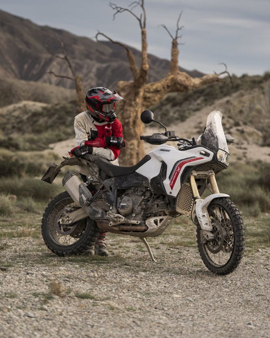 Ducati DesertX V2 aterriza en Colombia con una evolución que va mucho más allá de una actualización estética. La nueva adventure italiana estrena motor, reduce peso, mejora su comportamiento fuera del asfalto y fortalece su respaldo con cuatro años de garantía. V12MAGAZINE