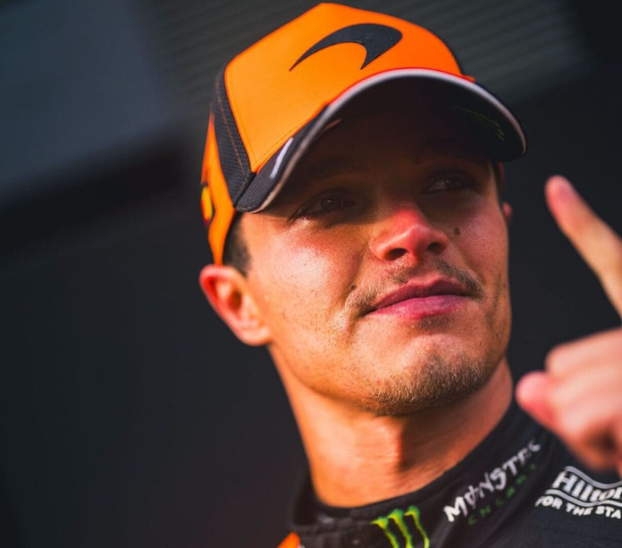 McLaren volvió a lo más alto en el Gran Premio de Hungría gracias a Lando Norris, quien convirtió la pole position en una victoria que refuerza el progreso del equipo. V12MAGAZINE