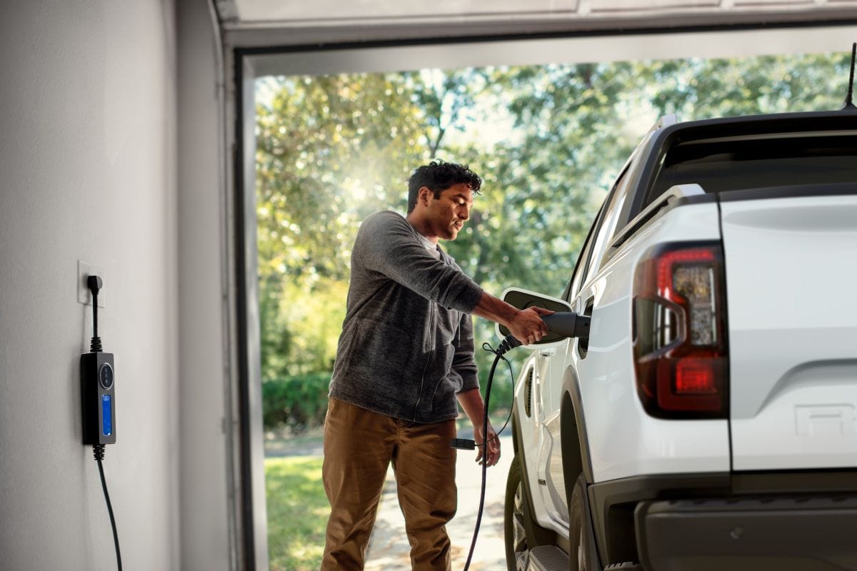 Geely Auto y Ford crean una joint venture para fabricar vehículos en Valencia, España V12MAGAZINE Geely Auto y Ford unirán capacidades industriales en España para fabricar una nueva generación de vehículos destinados al mercado europeo desde 2028. V12MAGAZINE