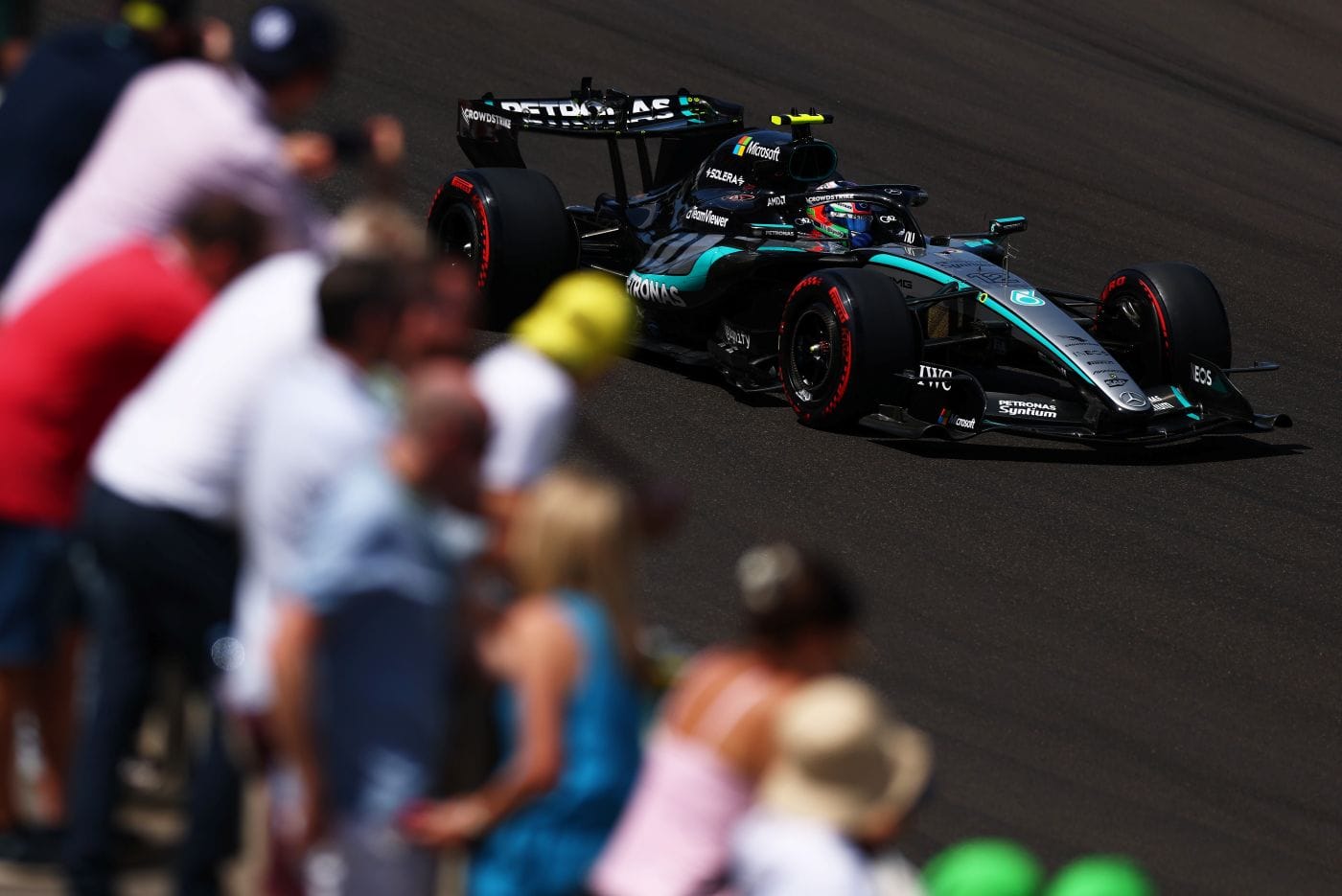La FIA castiga a Hamilton y Antonelli tras la clasificación del Gran Premio de Hungría y beneficia a McLaren V12MAGAZINE Lewis Hamilton perdió la segunda posición de la clasificación del Gran Premio de Hungría tras recibir una sanción de tres puestos. Horas después, Kimi Antonelli también fue penalizado, cambiando nuevamente la parrilla de salida. V12MAGAZINE