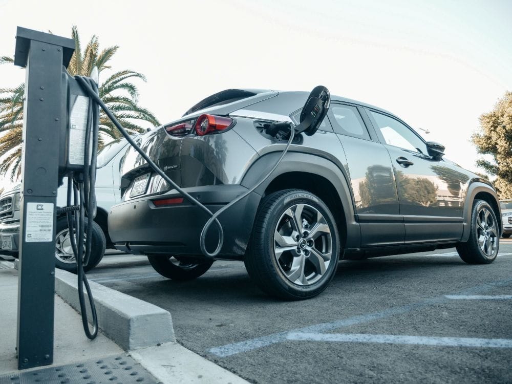 Sobre el boom de vehículos eléctricos en Colombia ¿Cómo responde el sector asegurador? V12MAGAZINE El crecimiento de los vehículos eléctricos en Colombia está impulsando cambios más allá de la industria automotriz. Las aseguradoras comienzan a adaptar sus coberturas y asistencias para responder a las nuevas necesidades de esta movilidad. V12MAGAZINE