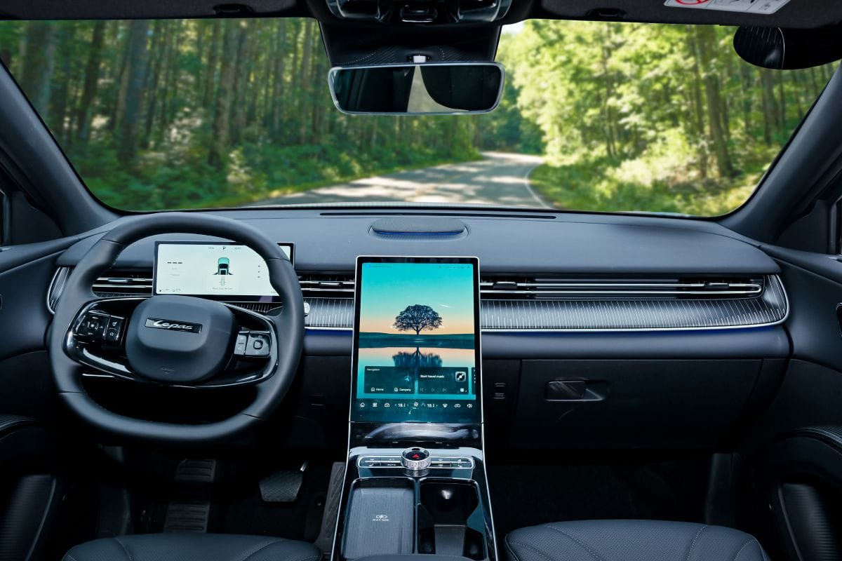 LEPAS, la marca premium del Grupo Chery, llega a Colombia, apostando por la tecnología y la electrificación V12MAGAZINE LEPAS, la nueva marca global de lujo del Grupo Chery, prepara su llegada a Colombia durante el último trimestre del año. Con una propuesta basada en tecnología inteligente, superhibridación y vehículos eléctricos, busca abrir un nuevo capítulo para la movilidad premium en el país. V12MAGAZINE