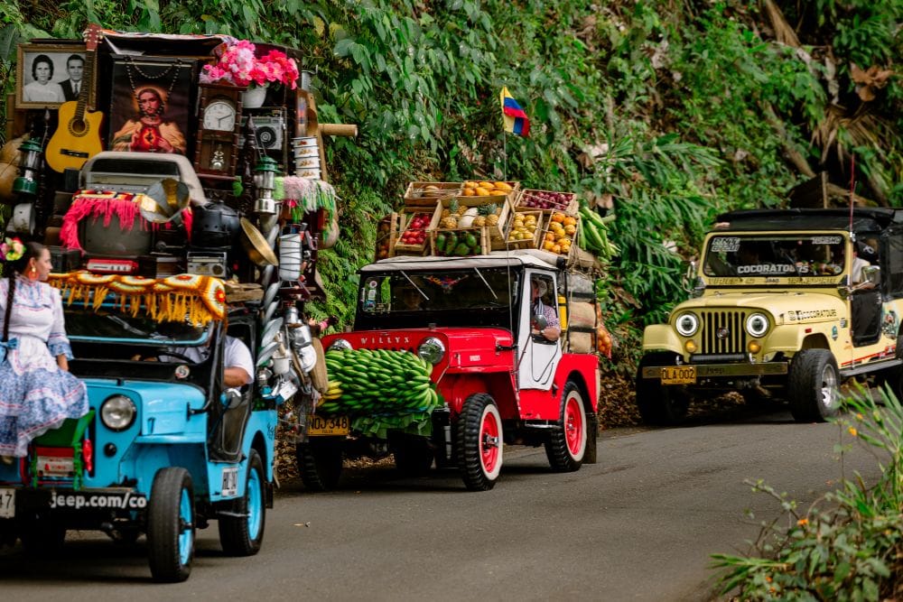Jeep Nature celebra los 85 años de la marca con una expedición histórica por el Eje Cafetero colombiano V12MAGAZINE Jeep Nature inicia en Colombia una expedición regional que reúne a ocho países para conmemorar los 85 años de la marca en uno de los territorios más representativos de su historia. V12MAGAZINE
