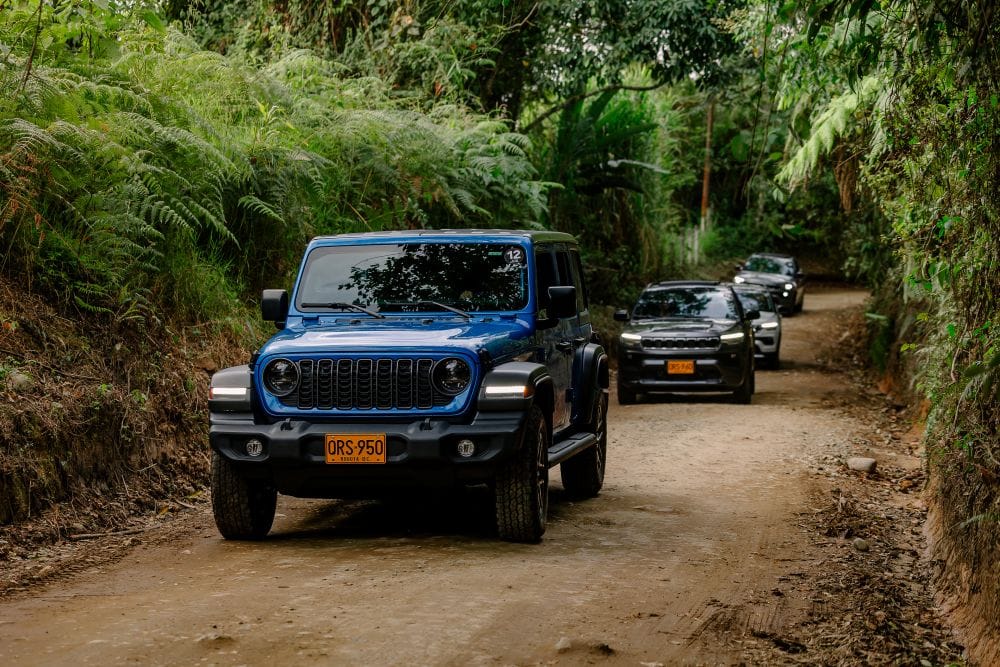 Jeep Nature celebra los 85 años de la marca con una expedición histórica por el Eje Cafetero colombiano V12MAGAZINE Jeep Nature inicia en Colombia una expedición regional que reúne a ocho países para conmemorar los 85 años de la marca en uno de los territorios más representativos de su historia. V12MAGAZINE
