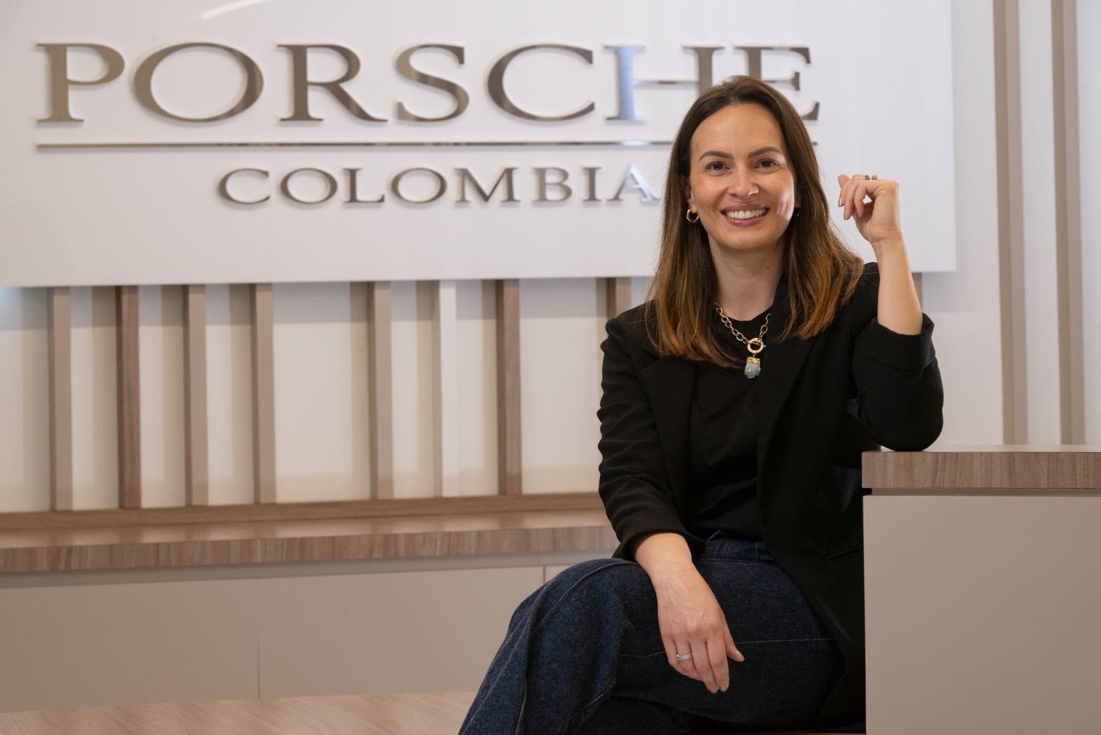 Porsche Colombia apuesta por talento interno con una nueva organización directiva desde julio V12MAGAZINE Porsche Colombia renovó su estructura directiva con nombramientos que tendrán efecto desde el 1 de julio de 2026. Los cambios incluyen nuevos liderazgos para la Gerencia General, la marca Volkswagen y un ascenso regional dentro del Grupo Volkswagen. V12MAGAZINE