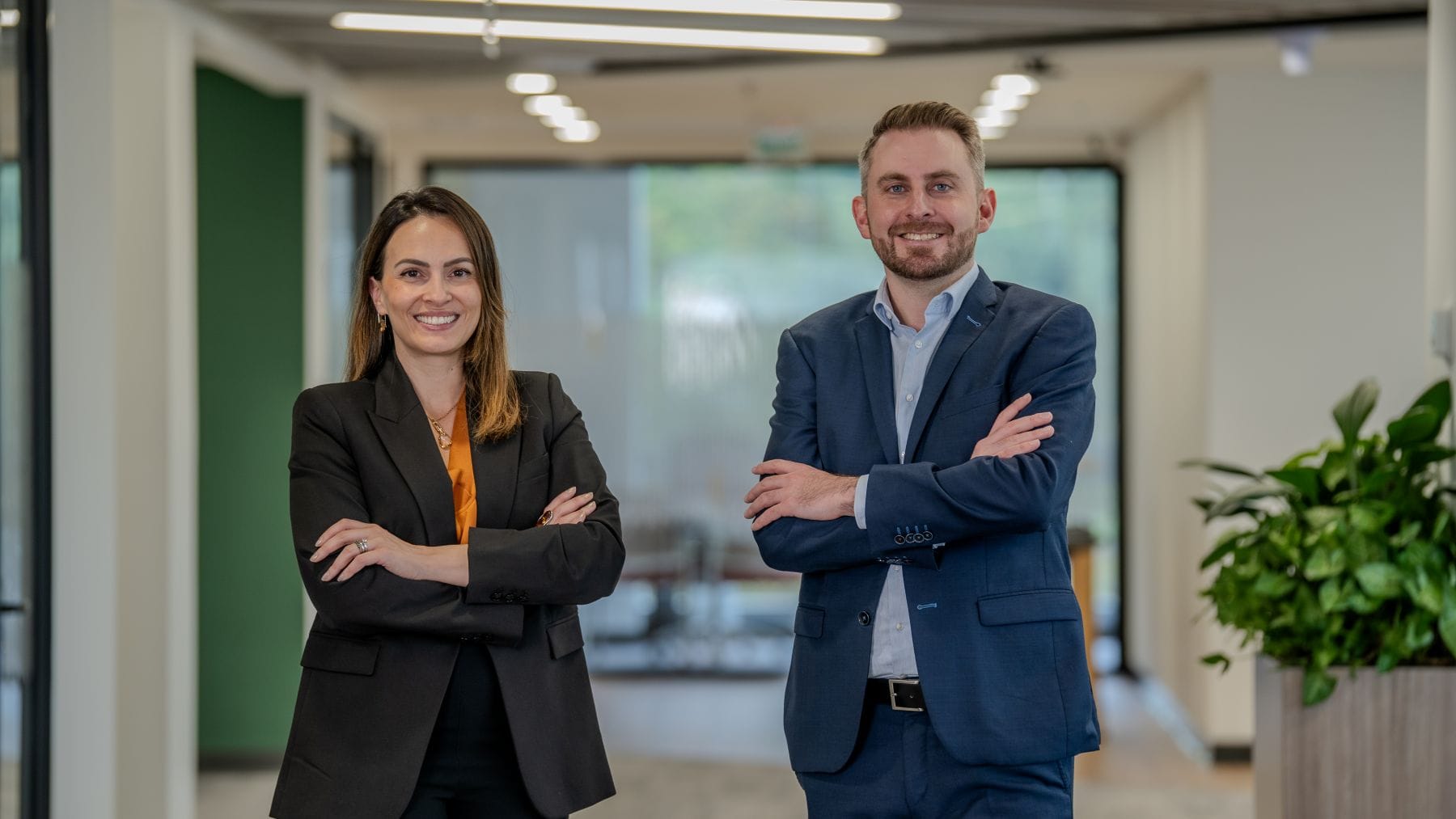 Porsche Colombia apuesta por talento interno con una nueva organización directiva desde julio V12MAGAZINE Porsche Colombia renovó su estructura directiva con nombramientos que tendrán efecto desde el 1 de julio de 2026. Los cambios incluyen nuevos liderazgos para la Gerencia General, la marca Volkswagen y un ascenso regional dentro del Grupo Volkswagen. V12MAGAZINE