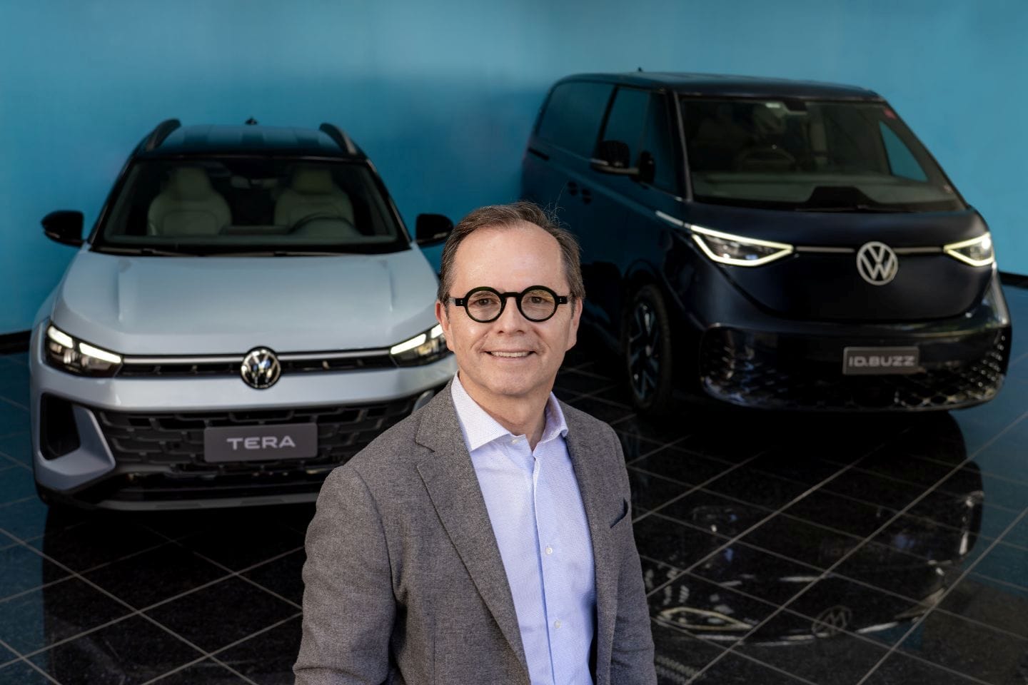 Porsche Colombia apuesta por talento interno con una nueva organización directiva desde julio V12MAGAZINE Porsche Colombia renovó su estructura directiva con nombramientos que tendrán efecto desde el 1 de julio de 2026. Los cambios incluyen nuevos liderazgos para la Gerencia General, la marca Volkswagen y un ascenso regional dentro del Grupo Volkswagen. V12MAGAZINE