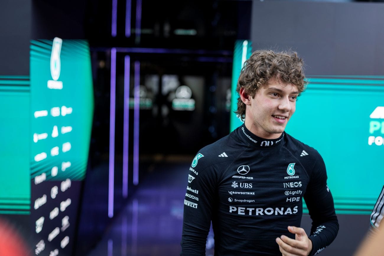 La FIA castiga a Hamilton y Antonelli tras la clasificación del Gran Premio de Hungría y beneficia a McLaren V12MAGAZINE Lewis Hamilton perdió la segunda posición de la clasificación del Gran Premio de Hungría tras recibir una sanción de tres puestos. Horas después, Kimi Antonelli también fue penalizado, cambiando nuevamente la parrilla de salida. V12MAGAZINE
