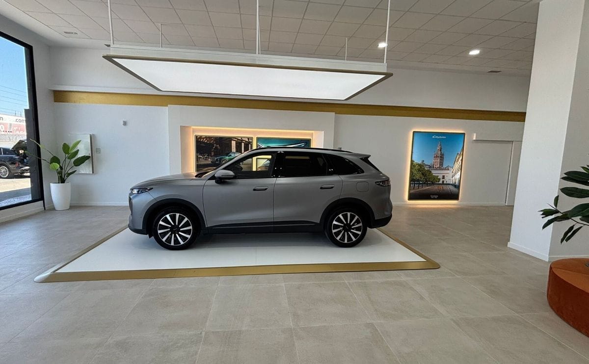 LEPAS, la marca premium del Grupo Chery, llega a Colombia, apostando por la tecnología y la electrificación V12MAGAZINE LEPAS, la nueva marca global de lujo del Grupo Chery, prepara su llegada a Colombia durante el último trimestre del año. Con una propuesta basada en tecnología inteligente, superhibridación y vehículos eléctricos, busca abrir un nuevo capítulo para la movilidad premium en el país. V12MAGAZINE