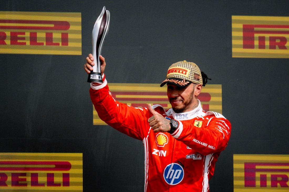 Charles Leclerc domina Silverstone y firma una victoria histórica para Ferrari V12MAGAZINE Charles Leclerc volvió a lo más alto de la Fórmula 1 al ganar el Gran Premio de Gran Bretaña 2026. El triunfo significó la victoria número 250 de Ferrari en el Mundial y confirmó el progreso de la Scuderia durante la temporada. V12MAGAZINE