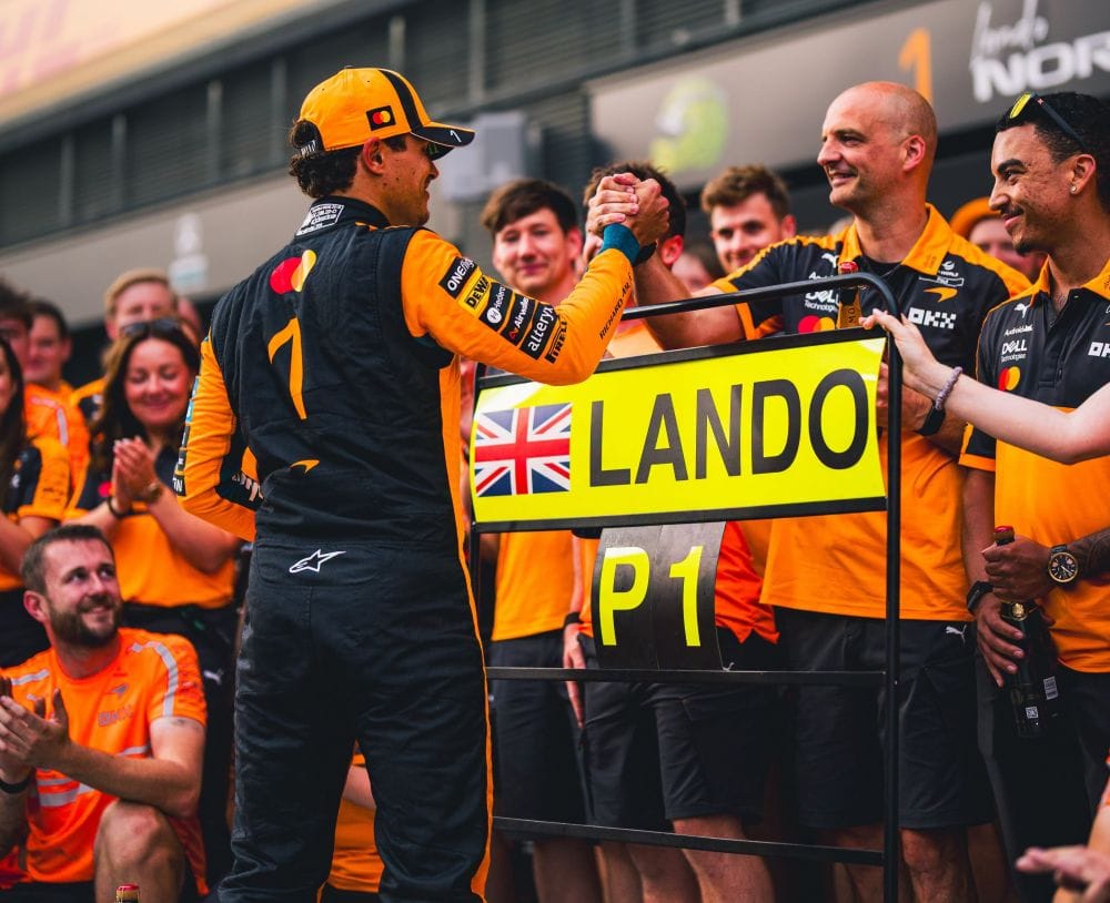 McLaren volvió a lo más alto en el Gran Premio de Hungría gracias a Lando Norris, quien convirtió la pole position en una victoria que refuerza el progreso del equipo. V12MAGAZINE