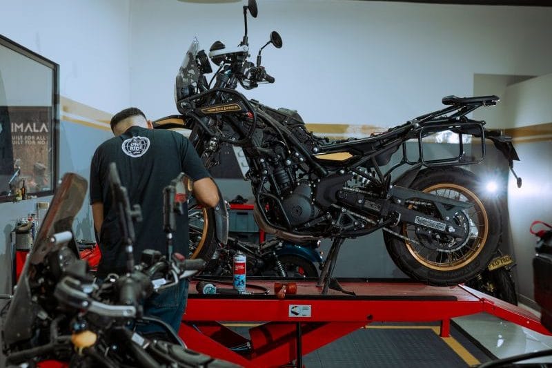 Así es la estrategia de posventa con la que Royal Enfield busca prolongar la vida útil de sus motos V12MAGAZINE Posventa de Royal Enfield es el soporte que acompaña a los propietarios mucho después de la compra, con una estrategia enfocada en mantener sus motocicletas durante años. V12MAGAZINE