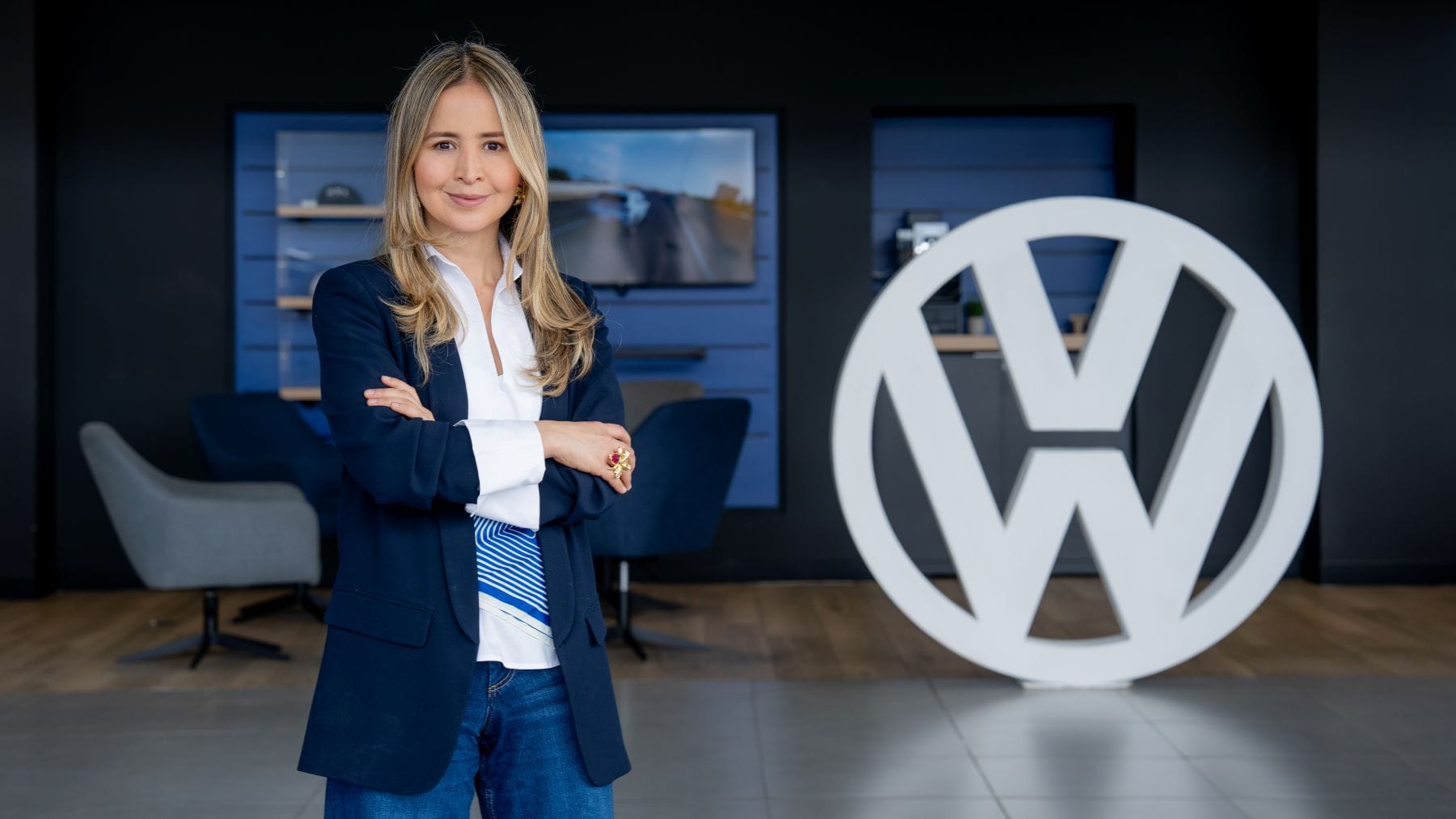 Porsche Colombia apuesta por talento interno con una nueva organización directiva desde julio V12MAGAZINE Porsche Colombia renovó su estructura directiva con nombramientos que tendrán efecto desde el 1 de julio de 2026. Los cambios incluyen nuevos liderazgos para la Gerencia General, la marca Volkswagen y un ascenso regional dentro del Grupo Volkswagen. V12MAGAZINE