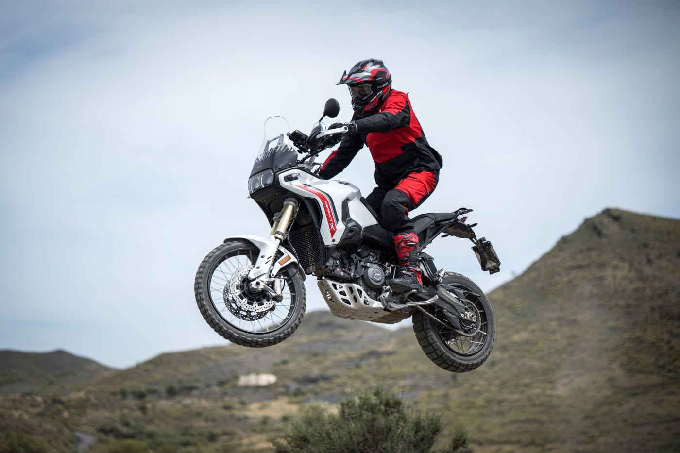 Ducati DesertX V2 aterriza en Colombia con una evolución que va mucho más allá de una actualización estética. La nueva adventure italiana estrena motor, reduce peso, mejora su comportamiento fuera del asfalto y fortalece su respaldo con cuatro años de garantía. V12MAGAZINE