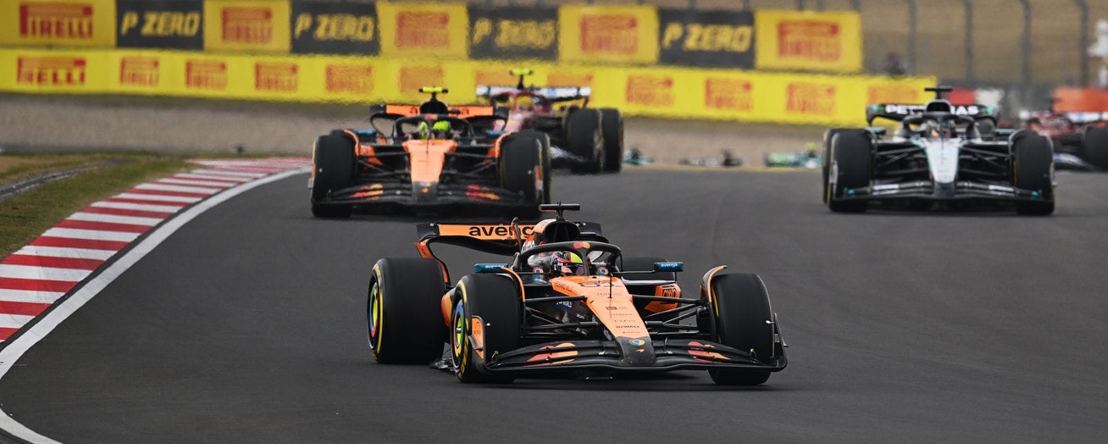 La FIA castiga a Hamilton y Antonelli tras la clasificación del Gran Premio de Hungría y beneficia a McLaren V12MAGAZINE Lewis Hamilton perdió la segunda posición de la clasificación del Gran Premio de Hungría tras recibir una sanción de tres puestos. Horas después, Kimi Antonelli también fue penalizado, cambiando nuevamente la parrilla de salida. V12MAGAZINE