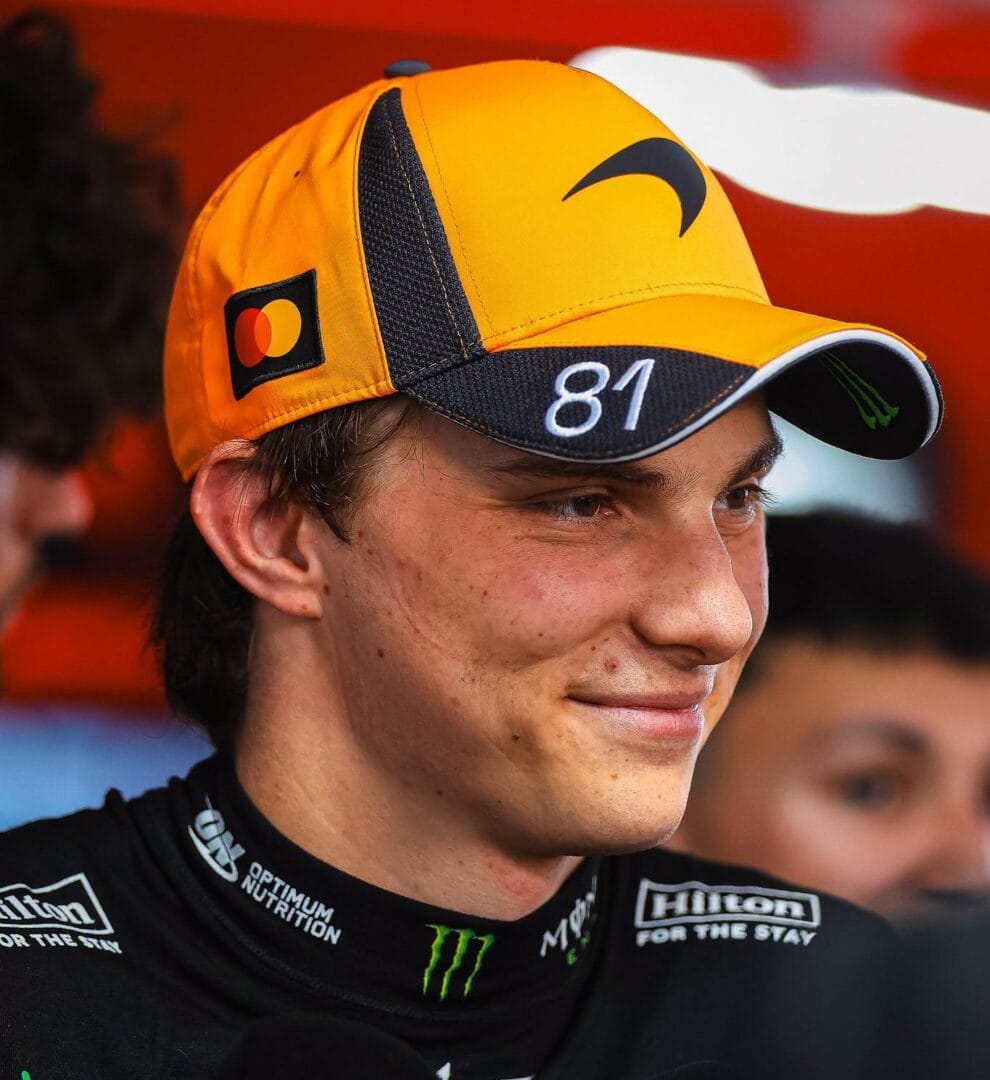 McLaren volvió a lo más alto en el Gran Premio de Hungría gracias a Lando Norris, quien convirtió la pole position en una victoria que refuerza el progreso del equipo. V12MAGAZINE