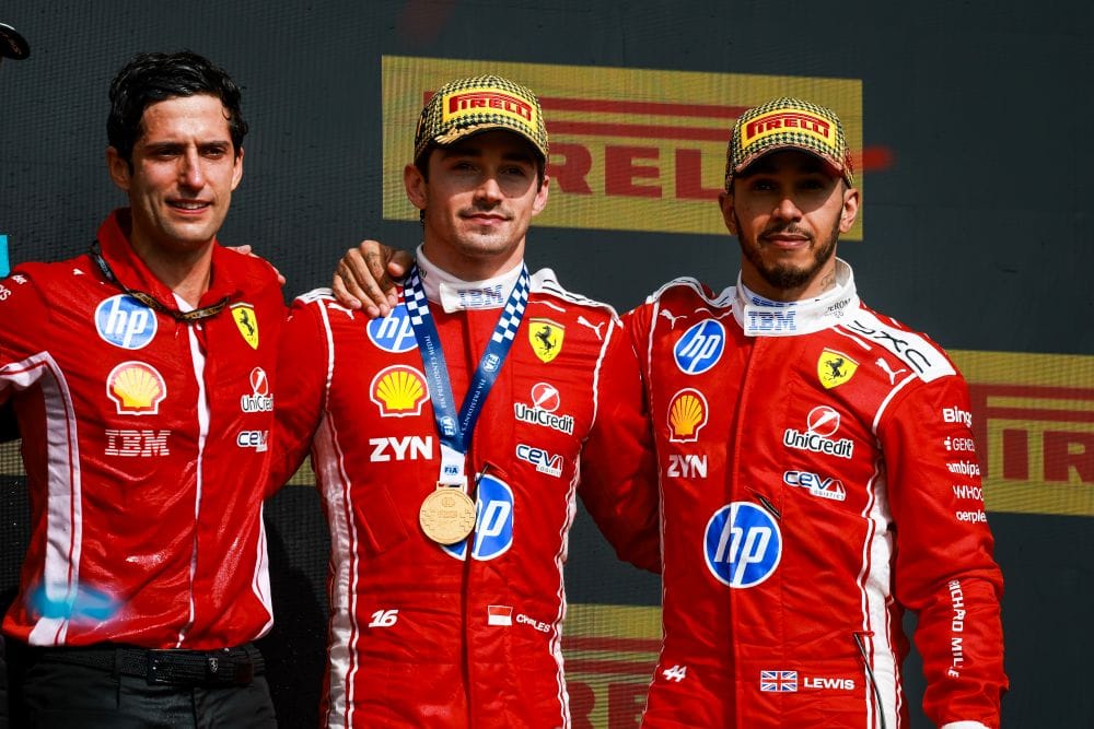 Charles Leclerc domina Silverstone y firma una victoria histórica para Ferrari V12MAGAZINE Charles Leclerc volvió a lo más alto de la Fórmula 1 al ganar el Gran Premio de Gran Bretaña 2026. El triunfo significó la victoria número 250 de Ferrari en el Mundial y confirmó el progreso de la Scuderia durante la temporada. V12MAGAZINE