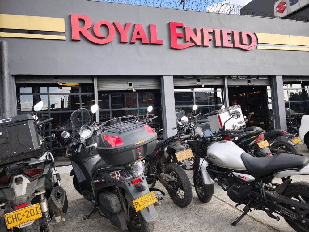 Así es la estrategia de posventa con la que Royal Enfield busca prolongar la vida útil de sus motos V12MAGAZINE Posventa de Royal Enfield es el soporte que acompaña a los propietarios mucho después de la compra, con una estrategia enfocada en mantener sus motocicletas durante años. V12MAGAZINE