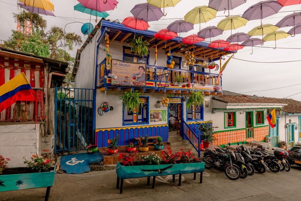 Jeep Nature celebra los 85 años de la marca con una expedición histórica por el Eje Cafetero colombiano V12MAGAZINE Jeep Nature inicia en Colombia una expedición regional que reúne a ocho países para conmemorar los 85 años de la marca en uno de los territorios más representativos de su historia. V12MAGAZINE