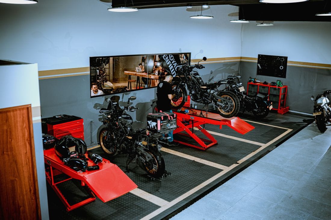 Así es la estrategia de posventa con la que Royal Enfield busca prolongar la vida útil de sus motos V12MAGAZINE Posventa de Royal Enfield es el soporte que acompaña a los propietarios mucho después de la compra, con una estrategia enfocada en mantener sus motocicletas durante años. V12MAGAZINE