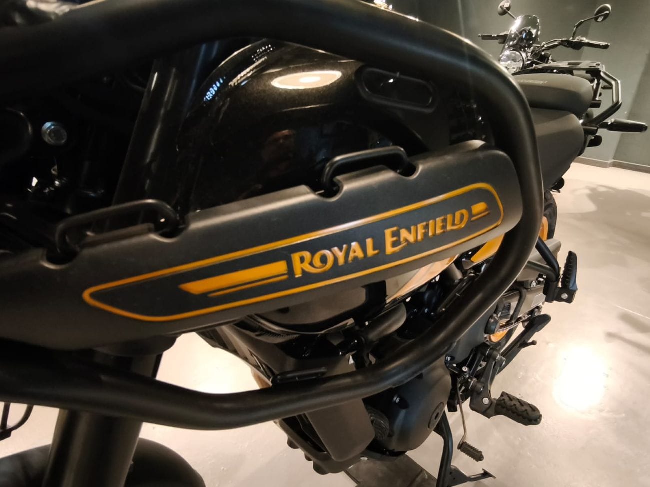 Así es la estrategia de posventa con la que Royal Enfield busca prolongar la vida útil de sus motos V12MAGAZINE Posventa de Royal Enfield es el soporte que acompaña a los propietarios mucho después de la compra, con una estrategia enfocada en mantener sus motocicletas durante años. V12MAGAZINE
